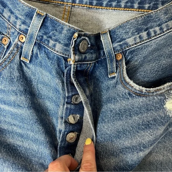 Levi’s x Free People 501 Button Fly Distressed Women’s Cutoff Denim Shorts Sz 31